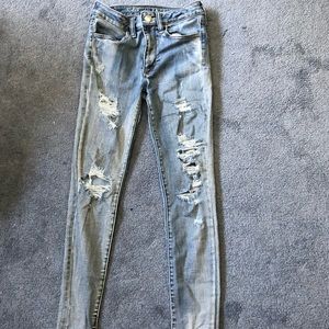 Light wash American Eagle ripped jeans